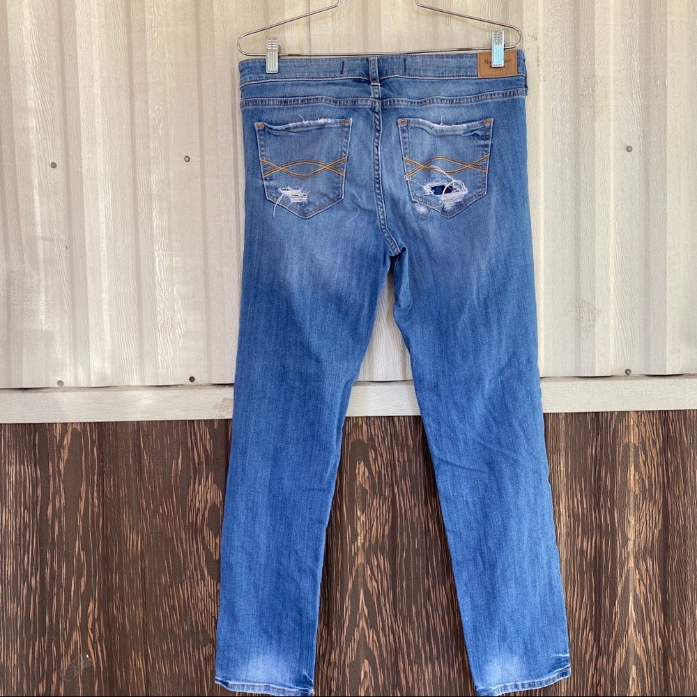 Abercrombie&Fitch size 4 boyfriend jeans distress - Picture 2 of 3